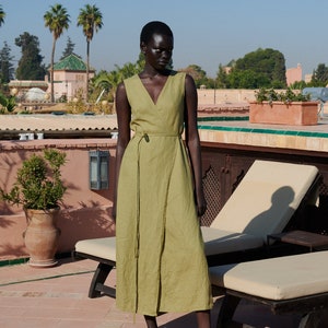 Vestido envelope de linho verde oliva Nuria - Vestido envelope longo de linho - Vestido envelope midi de linho - Vestido envelope de linho com fendas laterais profundas