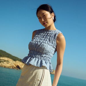 Gesmokte top met gingham-ruit - Neal - stoffig blauw gingham-linnen - damestop - linnen blouse - gesmokte peplumtop - hoge hals - zomertop - crop top