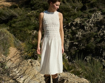 Emilija mjölkvit linneklänning - Ärmlös klänning - Linneklänning - Smockklänning med liv - Sommarklänning - Midiklänning - Utsvängd klänning