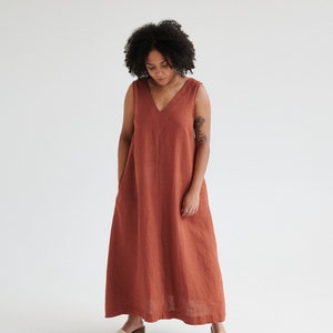 Rue terracotta jurk - Jurk met diepe V-hals - Linnen jurk - Lange linnen jurk