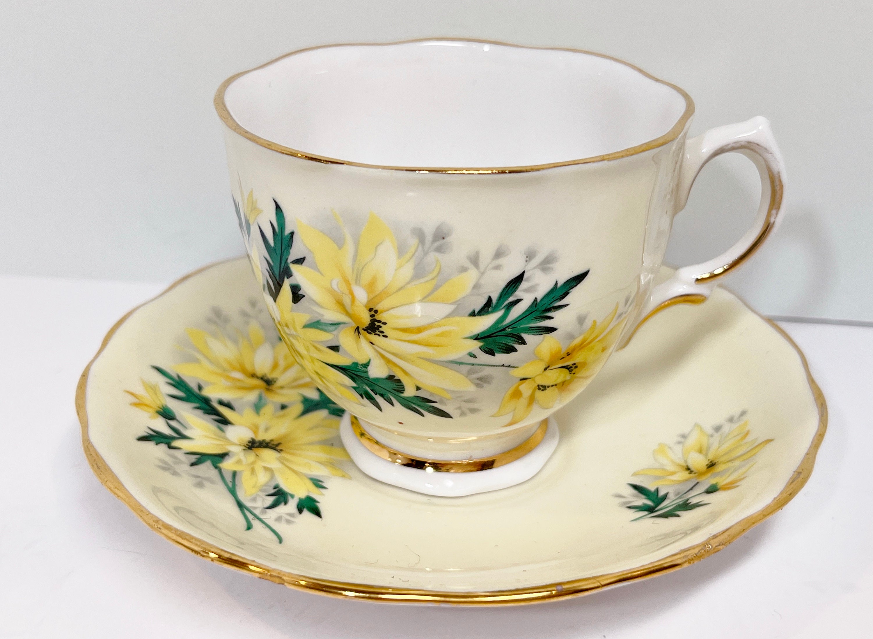 SHEEYEE Vintage Glass Tea Cup and Saucer Set with Lid and Spoon Enamel Daisy Flower Coffee Mug with Decorative Handle Elegant Tea Sets for Women 330ml