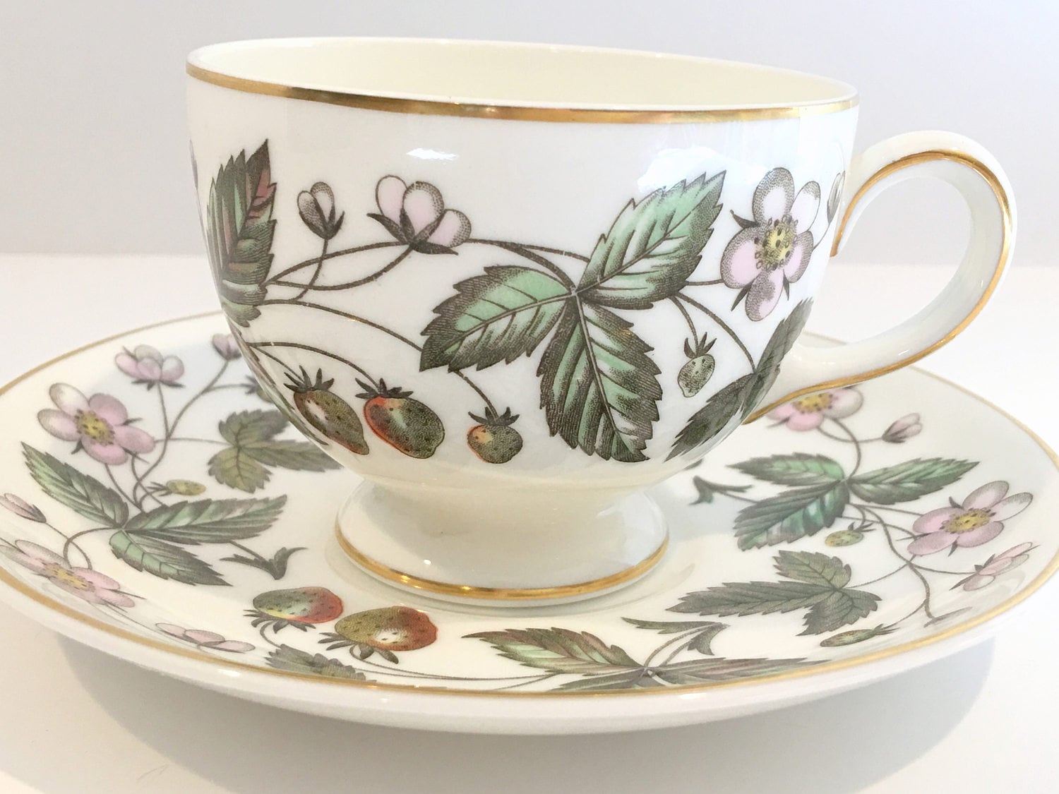 Vintage Wedgwood Made In England Strawberry Hill Cup And Saucer China