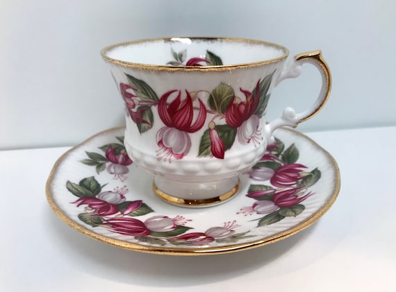 Elizabethan Teacups, English Teacups, Floral Teacups, Antique Teacups Vintage, Teatime, Bone China Tea Cups, Bleeding Hearts Teacup