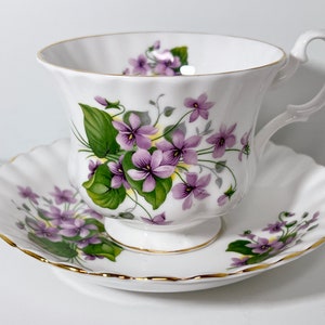 Florale Teetasse von Royal Albert Vintage Teetasse Geschenk für sie Antike Teetasse Violette Teetasse Englische Teetassen Bone China Teetassen