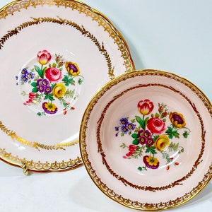 Elegant Grosvenor Bone China Tea Cup and Saucer: Hand Painted Floral Design