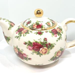 Old Country Roses Teapot, Royal Albert Teapot, 6 Cup Teapot, Roses Teapot, Vintage Teapot, Floral Teapot, Gift for Her, Anniversary Gift