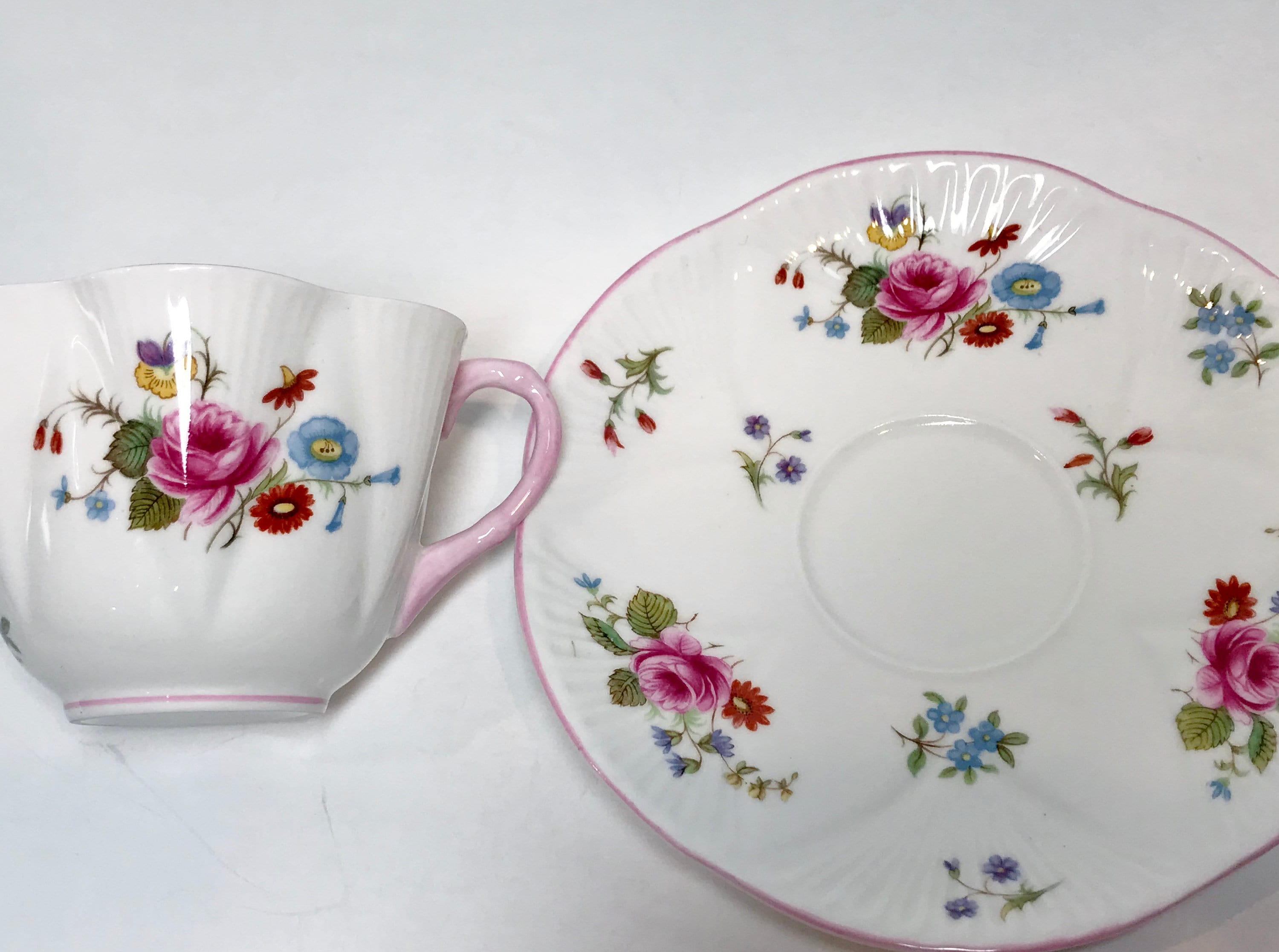 Shelley Teacup and Saucer, Rose Red Daisy Pattern, Dainty Shape