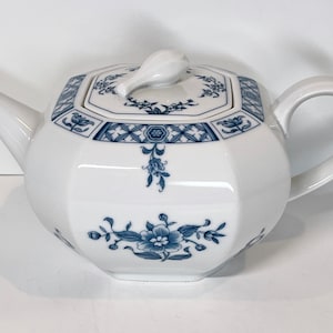 Villeroy & Boch Heinrich Teapot: China Blue Floral Pattern