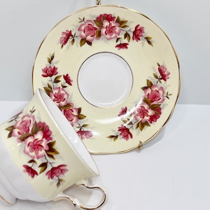 Theekop en schotel Queen Anne Bone China: roze bloemen, gouden rand