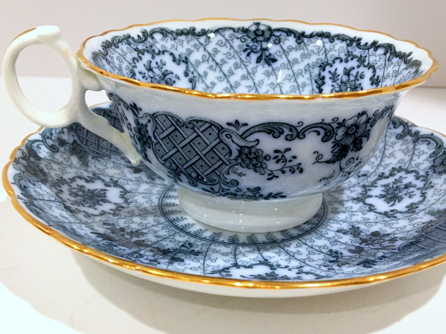 tea cups blue and white