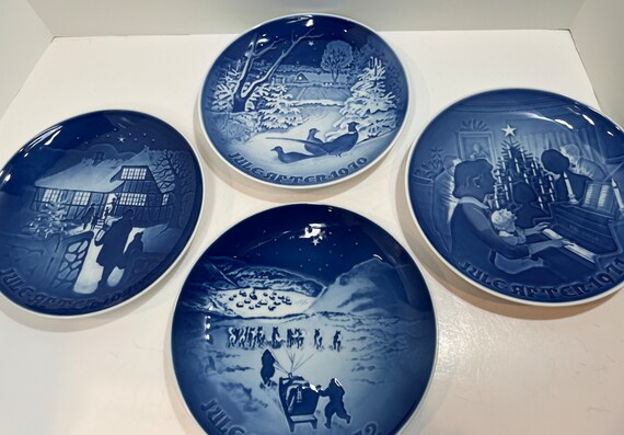 Set of Bing and Grondahl Plates , B and G Christmas Plates , Dogsled Plate , Copenhagen Porcelain , Blue White Ware , 1970s Plates