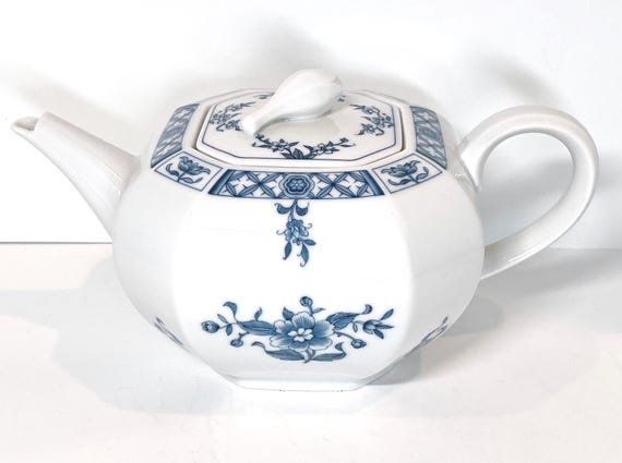 Villeroy & Boch Heinrich Teapot: China Blue Floral Pattern