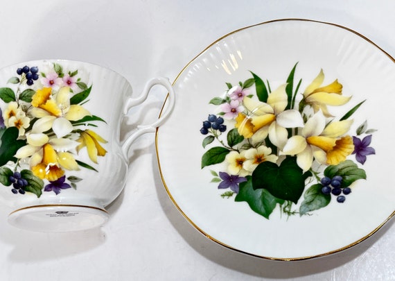 Royal Victorian Teacup and Saucer , Daffodil Teacup , Tea Cups Vintage , English Bone China , Floral Tea Cups , Housewarming Gift for Her