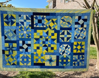 Edredón con estampado batik azul y amarillo: acogedora y moderna manta acolchada tamaño twin