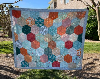 Edredón hexagonal en tonos azules y naranjas: edredón para el regazo o la manta, 55 x 64 pulgadas