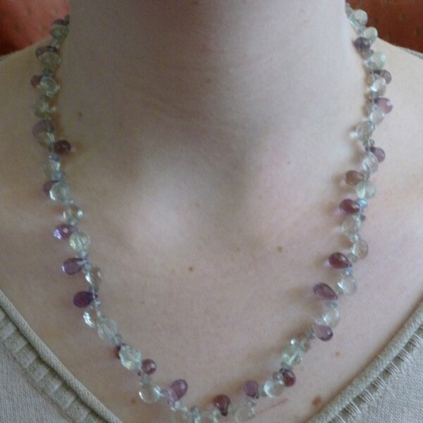 Charmant collier avec briolettes d'améthyste verte et violette, perles de labradorite et fermoir en or 14kt