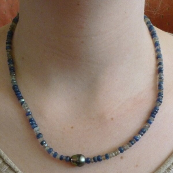 Collier en labradorite, saphir bleu et perle noire baroque. Fermoir en or 14 carats.