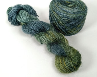 100% filato di capra Pygora - colore "Elysium Teals" tinto a mano matassa di peso sportivo a 3 strati 2 OZ.