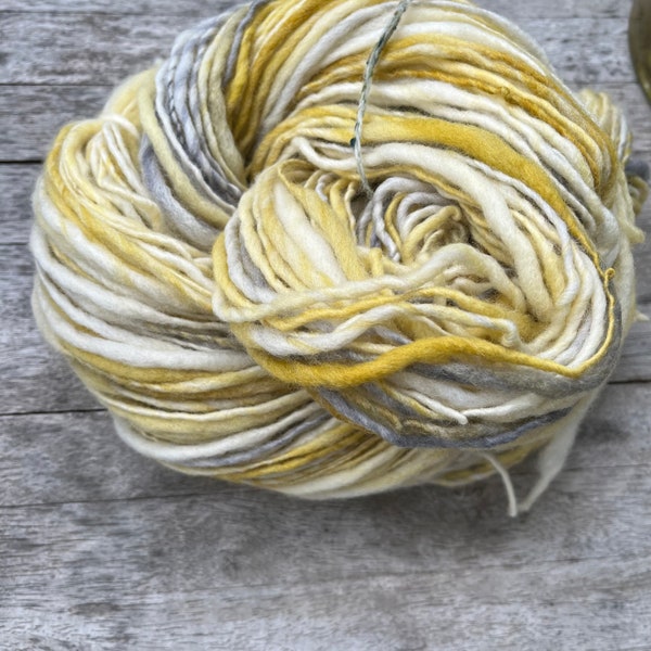 handspun, handgesponnene (von Hand gefärbt) Falklandwolle in verschiedenen harmonischen Farbzusammenstellungen, bunt 01