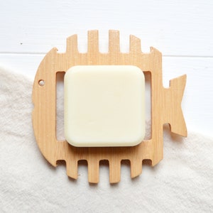 Hemu Wood Fish Soap Dish: Natural Draining Soap Holder