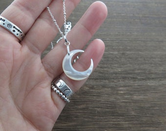 スターリングシルバーのチェーンに付いたホワイトマザーオブパールの三日月ペンダント|彼女へのジュエリー|ギフトアイデアネックレス|ウィッカムーン|ホワイトムーン|タイムレスルナ