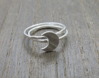 Bagues empilables martelées en argent sterling avec croissant de lune. Bijoux en argent. Ensemble de bague lune de deux. Idées de cadeau. Ensemble d'anneaux. Pour elle. Anneau Minimaliste