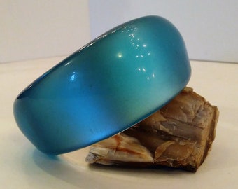 Vintage Asimmetrico Blu / Argento Lucite Bangle Bracciale - Eccellente Condizione - Wavy Retro - Stacking Bangle - Spedizione nazionale gratuita