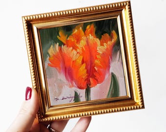 ミニチュア赤いチューリップの油絵：イーゼル付き小さな花のアート