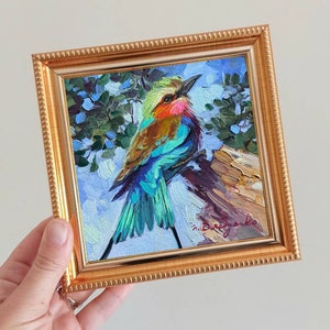 Uccello dipinto originale 5x5 pollici, Rullo dal petto lilla, Arte piccolo uccello in cornice oro blu, Olio pittura uccello