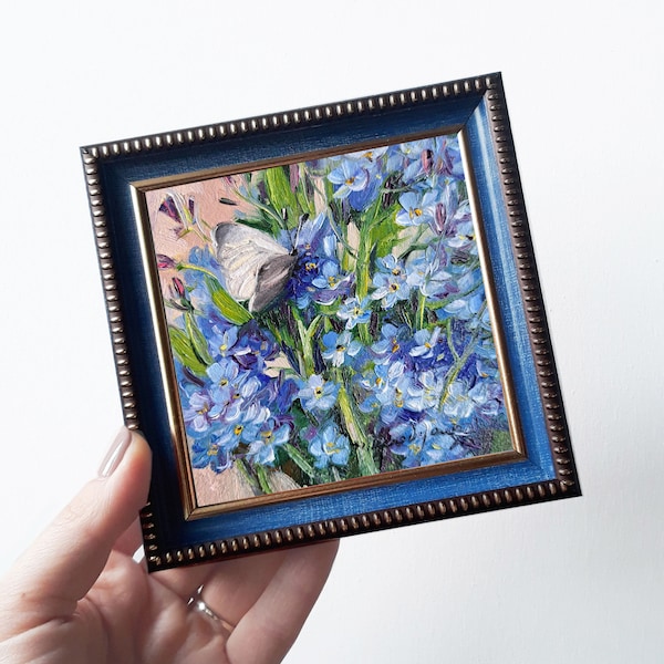 Oubliez-moi-pas fleurs peinture à l’huile art original 4x4, Petit art encadré, Papillon blanc sur œuvre florale bleue, Cadeau d’anniversaire pour les femmes