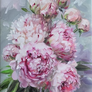Puede incluir: Una pintura al óleo sobre lienzo que representa un ramo de peonías exuberantes en tonos rosa suave, magenta y blanco. Las flores se muestran en varias etapas de floración, desde capullos cerrados hasta flores abiertas, con hojas de color verde oscuro.