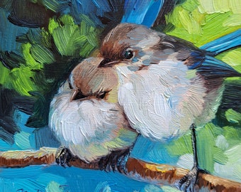 Puede incluir: Pintura al óleo de dos pequeños pájaros posados en una rama. Las aves tienen plumas marrones y blancas con detalles azules. El fondo presenta follaje verde y un cielo azul. La firma del artista, "N. Darejyan", es visible.