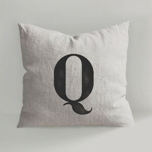 Almofadas com letras, capa de almofada com letra Q, almofada inicial com nome personalizado, almofada de linho desenhada à mão, almofada decorativa, almofada, desenhada à mão