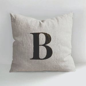 Almohadas con letras, funda de almohada con la letra B, almohada con inicial personalizada, almohada de lino dibujada a mano, almohada decorativa, almohada decorativa, dibujada a mano