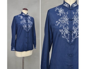 Vintage Bluse, 1960er / 70er Jahre Chinesisch inspiriertes Damenhemd, Blaue handbestickte Bluse mit weißem Blumenmuster, Sekretärinnenbluse