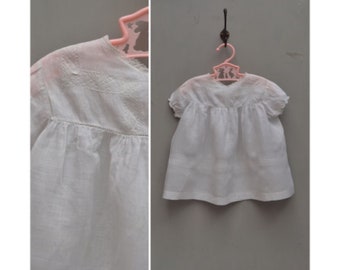 robe vintage pour bébé fille, adorable robe en lin blanc des années 40/50, joli détail de dentelle/pincement, robe de poupée, mariage/baptême/fête