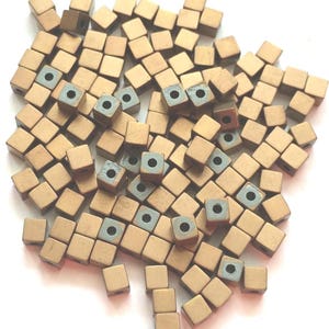 Cubic pearl in shiny gold-colored metal