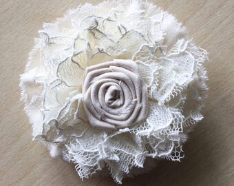 broche dentelle et rose centrale couleur écru