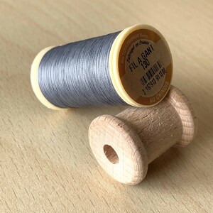 Spool of glove thread color 130 mouse gray