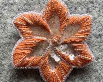 broche tournesol couleur orange pastel