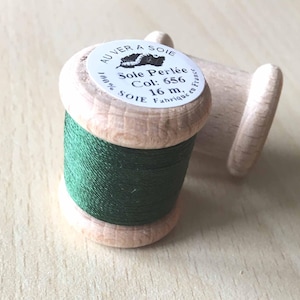 Pearl silk bobbin 656 fir green &quot;Au ver à soie&quot;