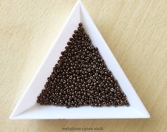 Bag of 2.3 mm metallic seed beads in aged copper color