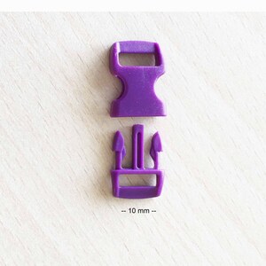 Puede incluir: Hebilla de liberación lateral de plástico morado para una correa o una correa. La hebilla tiene 10 mm de ancho.
