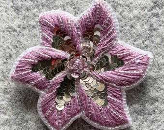 broche tournesol couleur lilas pastel