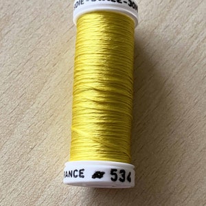 Oval silk spool 534 lemon