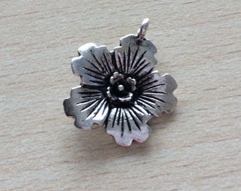 la petite fleur      le charmes en métal argenté