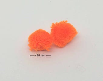 joli breloque pompon en laine couleur orange