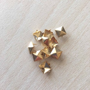Pyramid claw nails Rivet 7 mm gold color