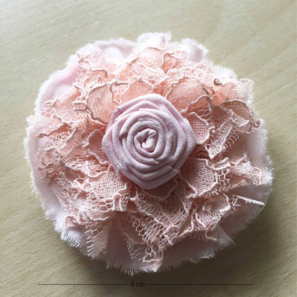 broche dentelle et rose centrale couleur rose