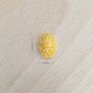 cabochon camée ovale motif floral couleur jaune pâle